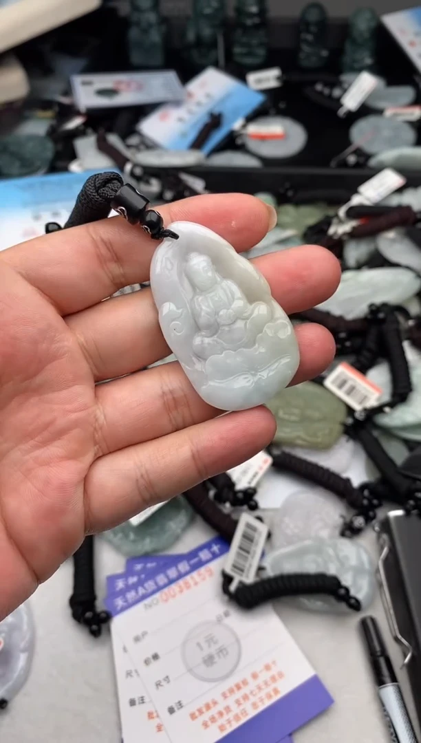 翡翠未镶嵌颈饰多样性发其一