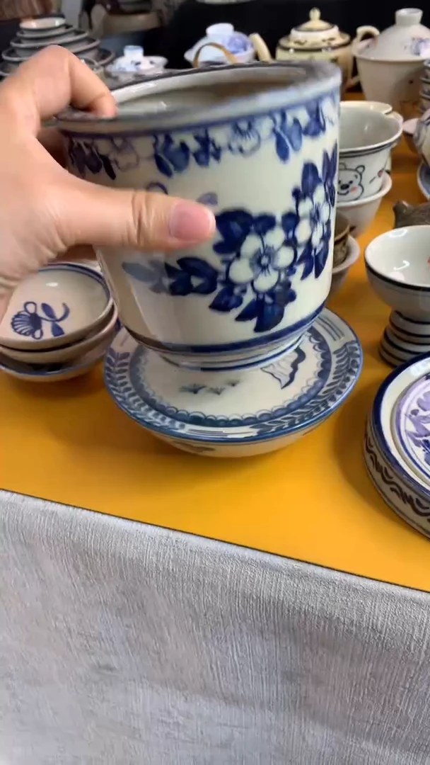 耀州窑白底蓝花蝶恋花笔筒一只