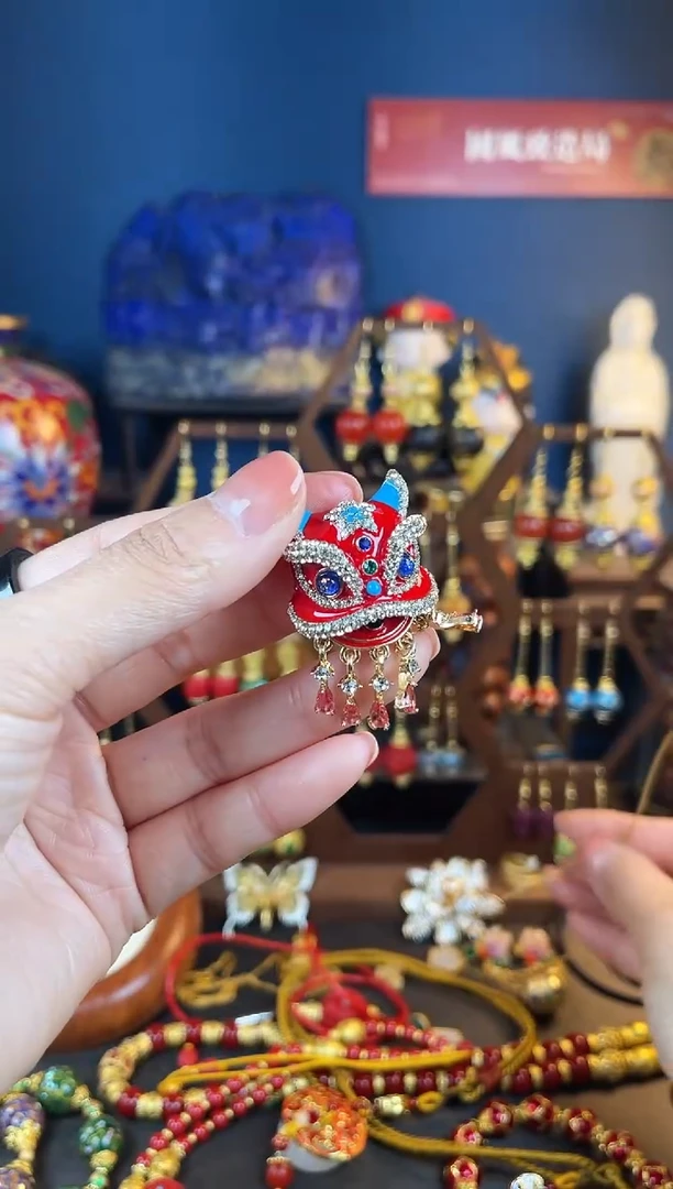 【闪购商品】382号醒狮红色珐琅流苏胸针