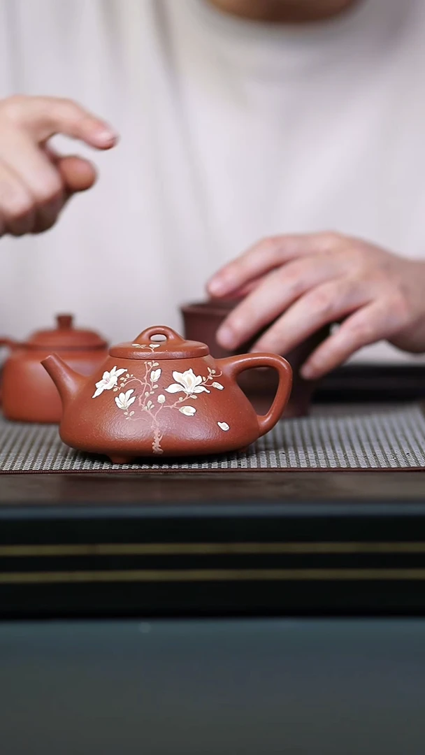 茶壶紫砂半手红降坡泥绘玉兰紫叶230cc