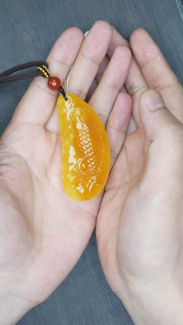 【闪购商品】未镶嵌琥珀裸石蜜蜡雕刻吊坠