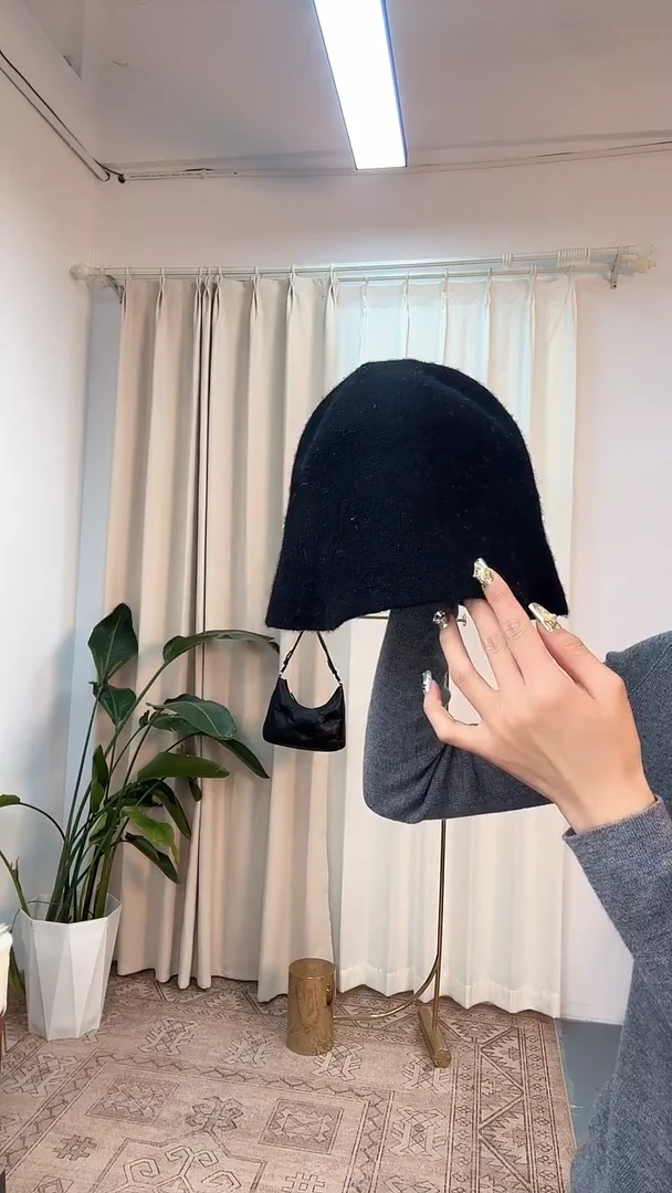 38女士时尚搭配黑色帽子