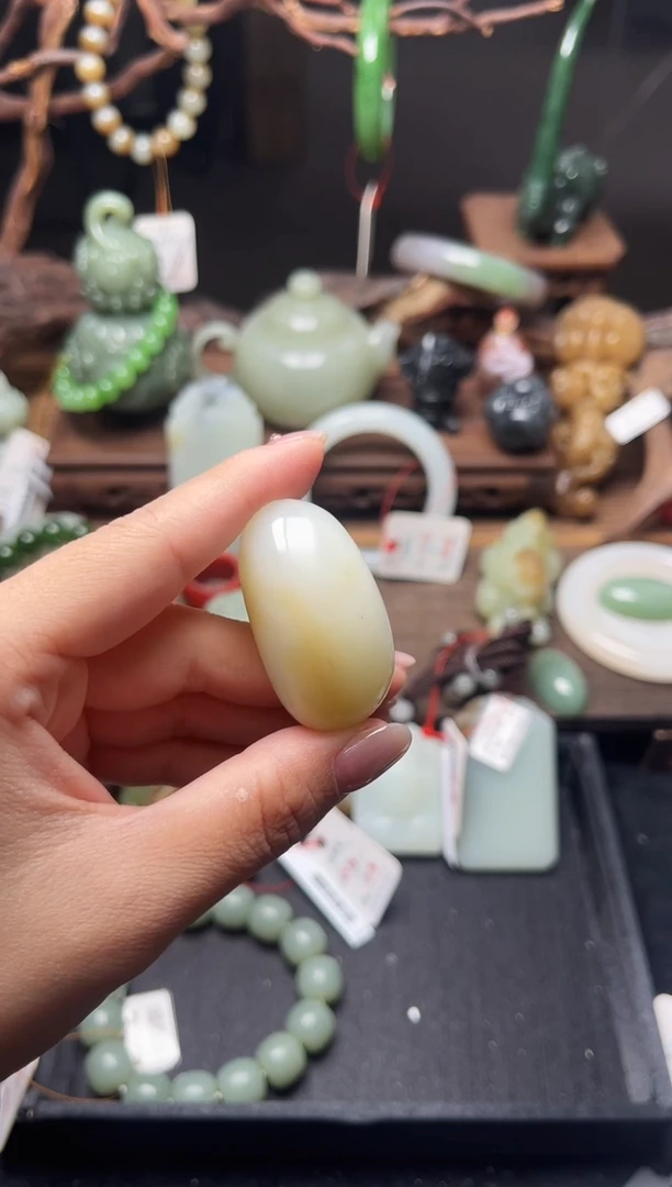 和田玉未镶嵌把件且末糖白 原石有瑕疵