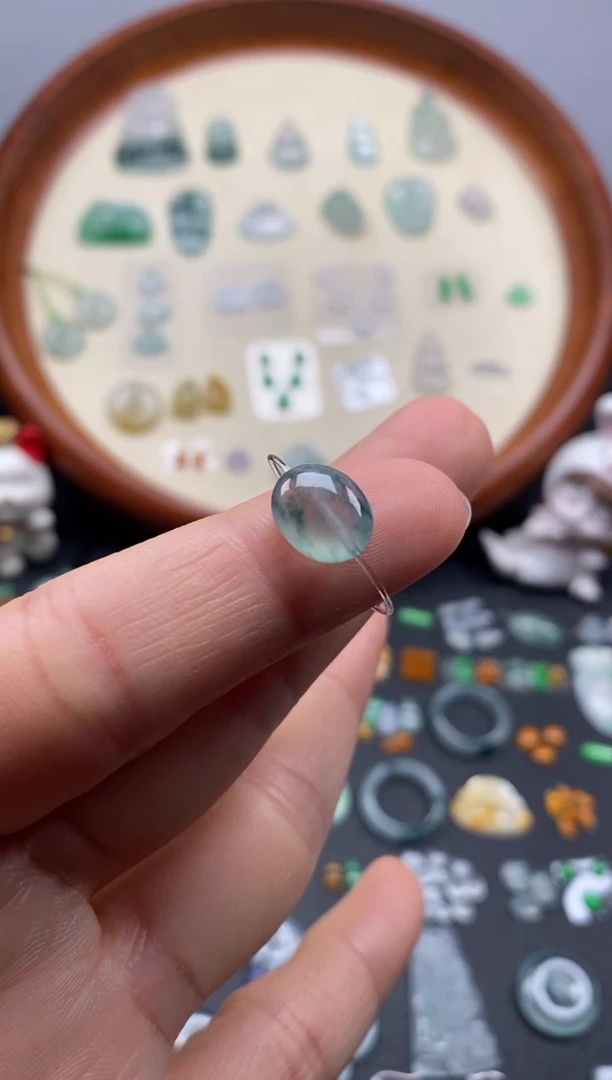 颈饰未镶嵌翡翠高冰飘花珠子/芬