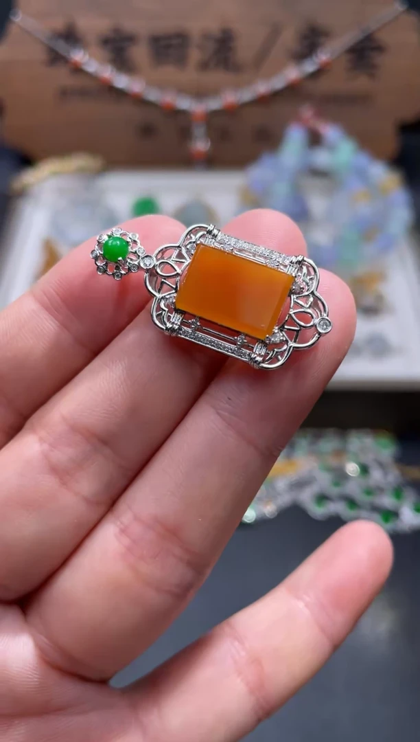 【闪购商品】翡翠颈饰18K金镶嵌268.........