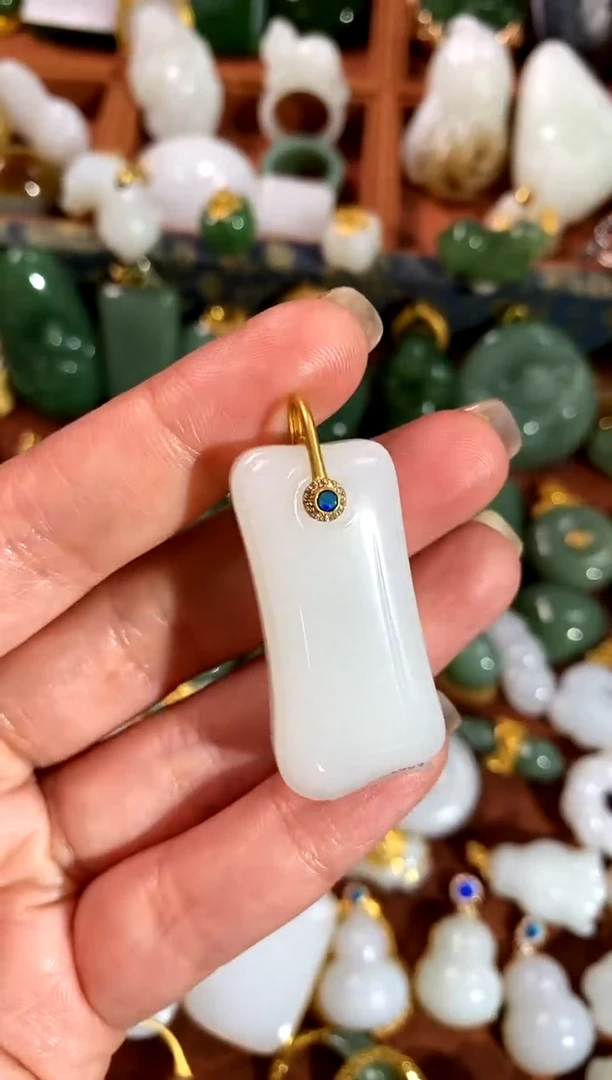 吊坠(赠链)18K金镶嵌和田玉.