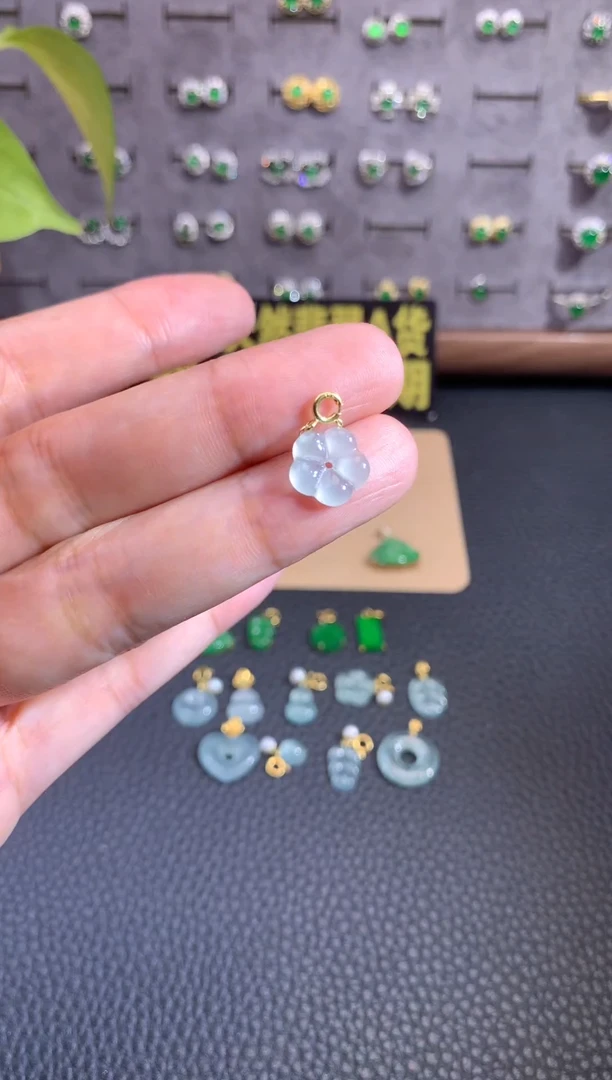 颈饰18K金镶嵌翡翠源头工厂天然翡翠A货，福利价