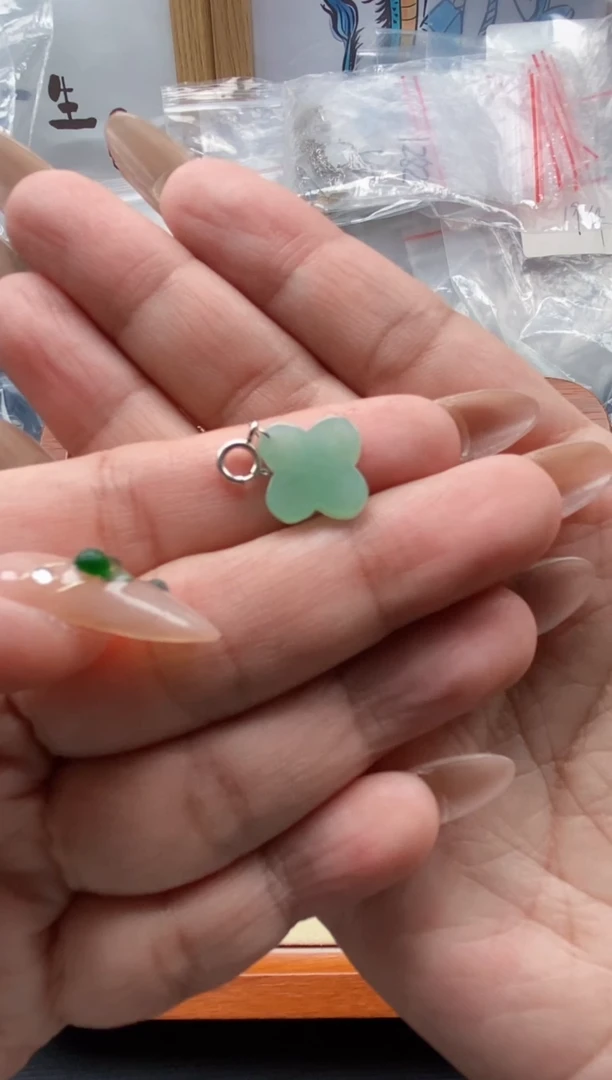 翡翠未镶嵌颈饰哥哥