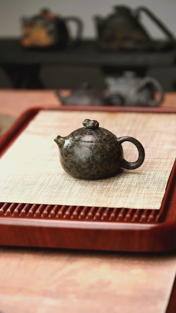 柯荣盛老师作品冰碛岩重工雕刻36孔金猪西施壶