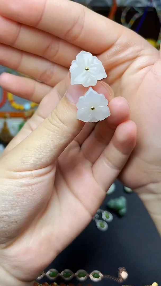 18K金镶嵌和田玉耳饰花花 06