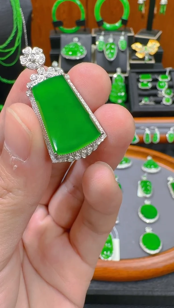 【闪购商品】翡翠吊坠(赠链)18K金镶嵌天然A货翡翠