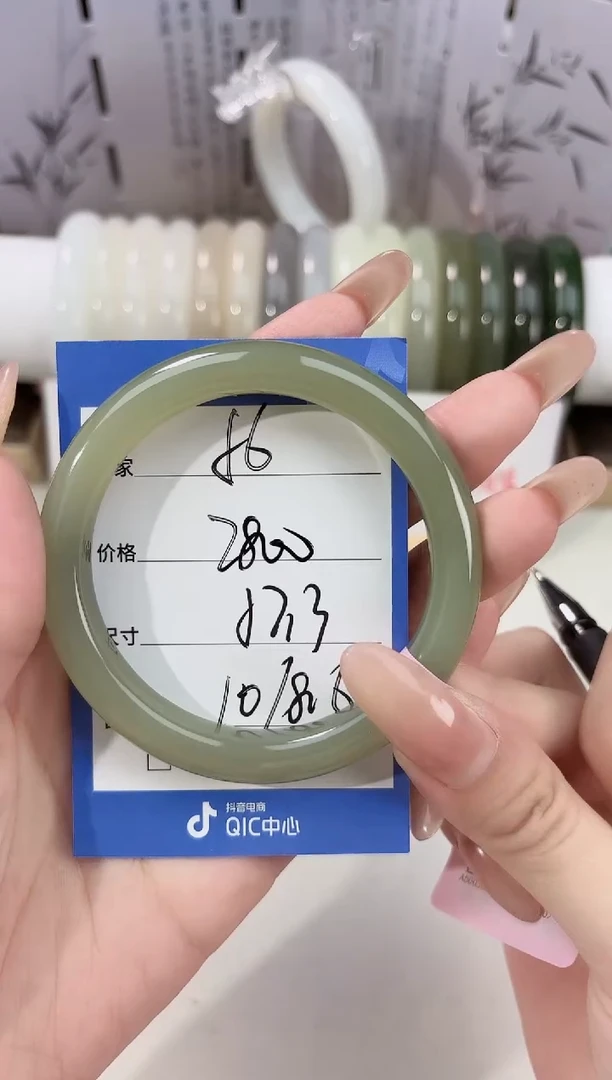 未镶嵌手镯和田玉56浅湖水