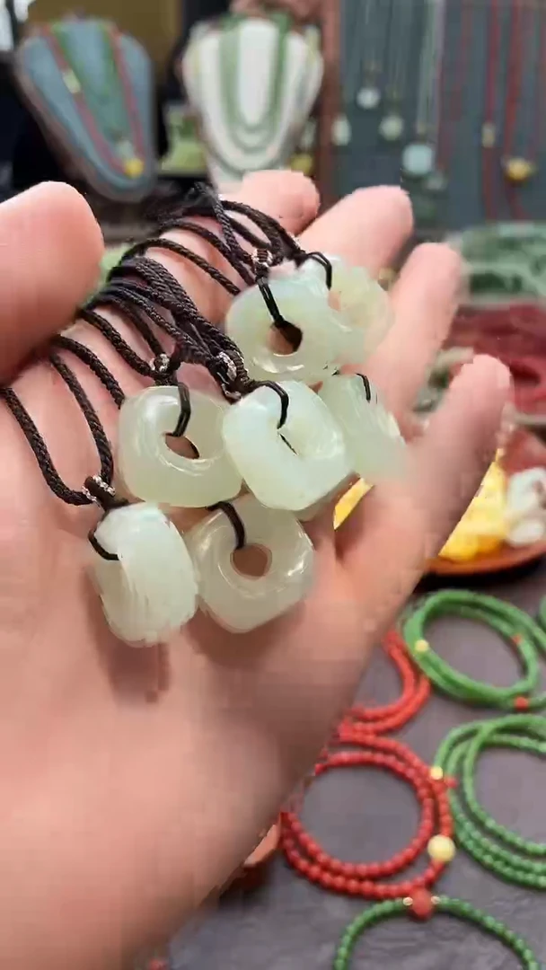 吊坠(赠链)未镶嵌和田玉多样性发货任发其一