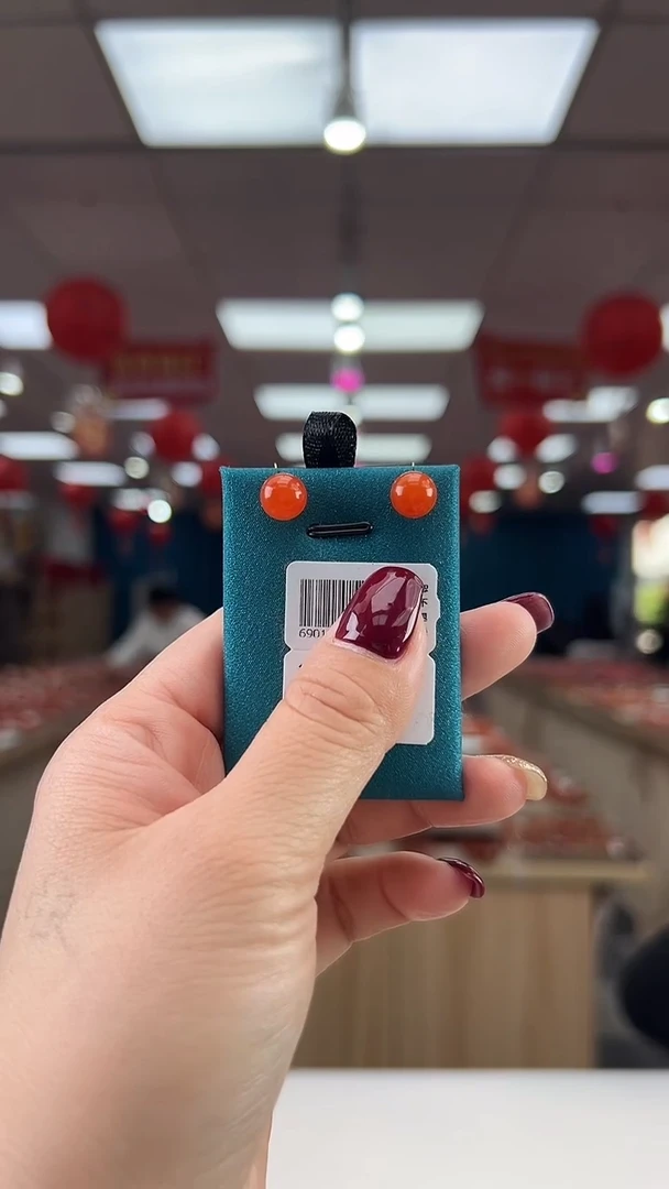 【闪购商品】南红玛瑙耳钉18K金镶嵌多样发其一/HS9990671