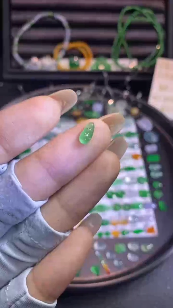 翡翠挂件未镶嵌豆子