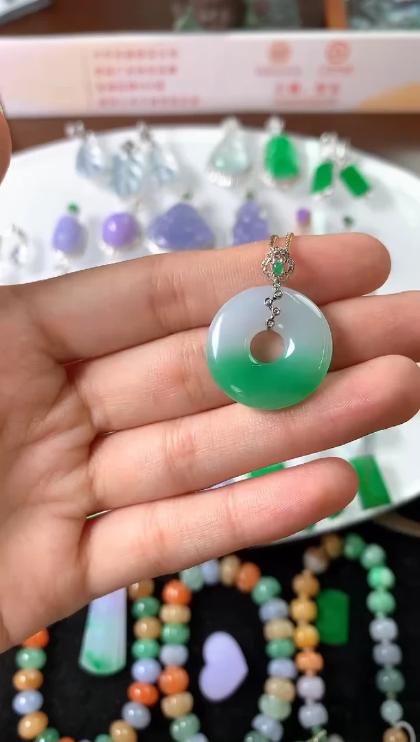 吊坠(赠链)18K金镶嵌翡翠吊坠