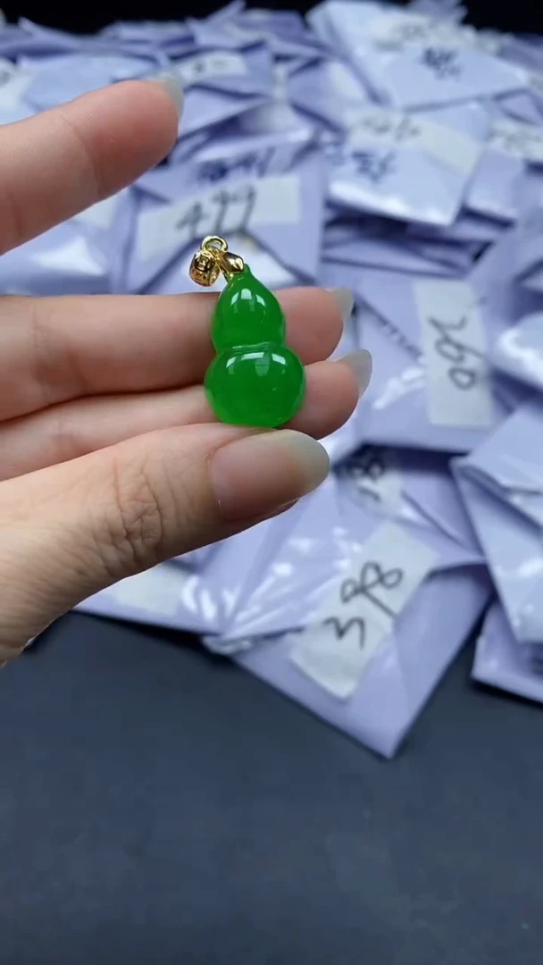 翡翠未镶嵌吊坠(赠链)（加扣头）112