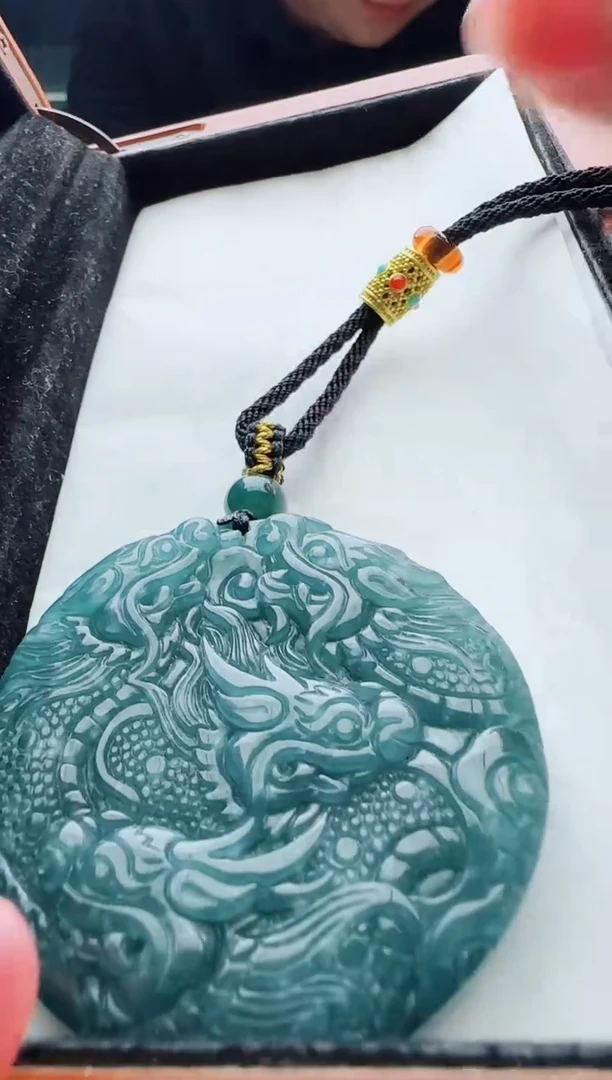 翡翠未镶嵌颈饰多样性发货其中一件