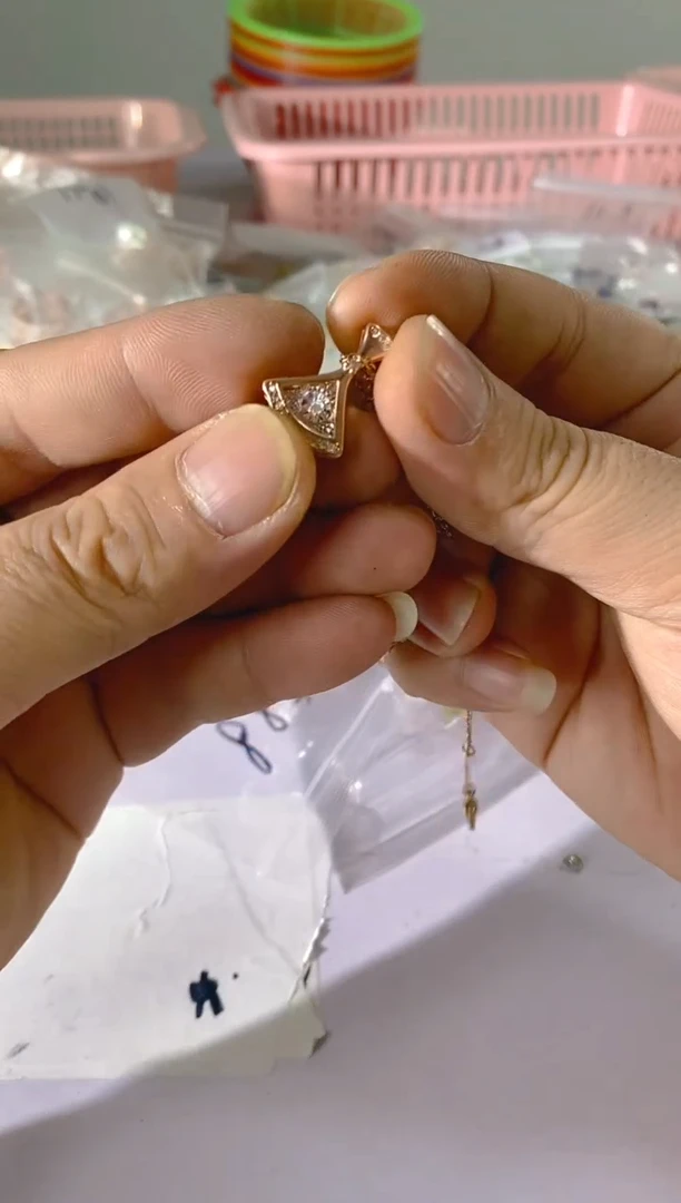 【闪购商品】水晶颈饰银S925镶嵌588红宝，蓝宝，多样性发一件赠链