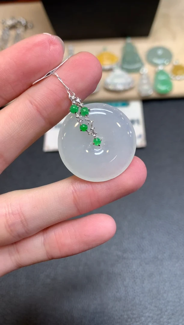 【闪购商品】翡翠颈饰18K金镶嵌平安扣【无服务费】