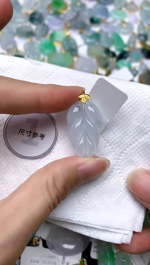 颈饰18K金镶嵌翡翠天然A货翡翠