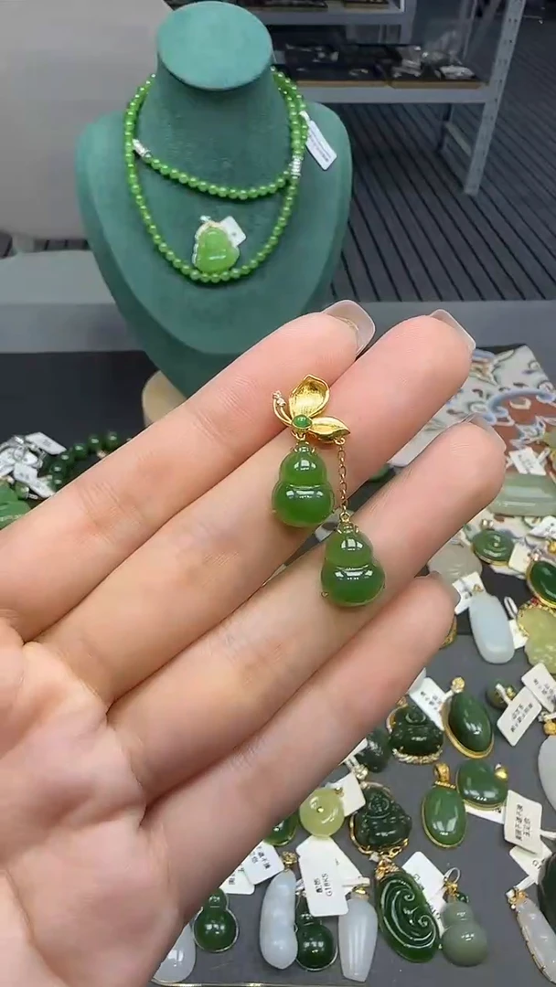 18K金镶嵌和田玉挂件1