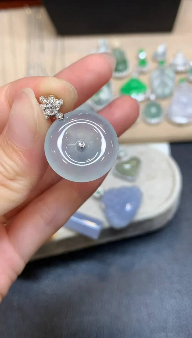 颈饰18K金镶嵌翡翠平安扣【无服务费