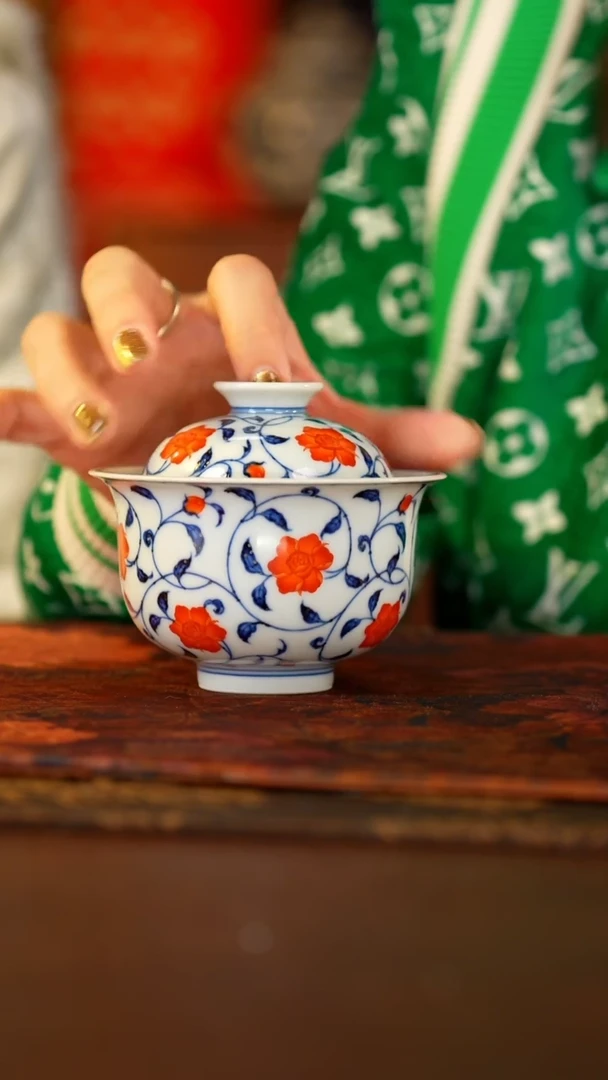 【闪购商品】立明堂青花加老矾红彩缠枝月季福袋盖碗