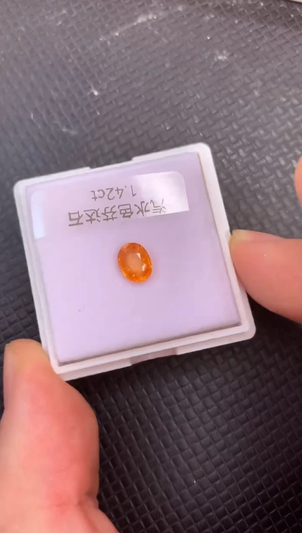 未镶嵌裸石石榴石（芬达石）天然芬达石