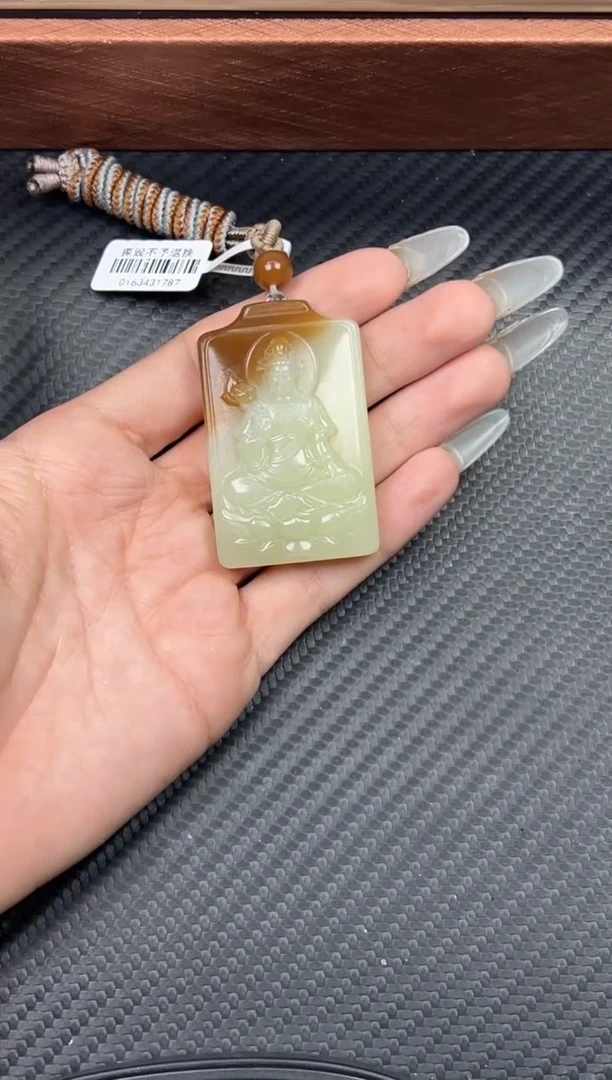 吊坠(赠链)未镶嵌和田玉若羌微色差吊坠