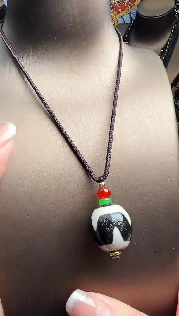 玛瑙/玉髓（覆膜）颈饰未镶嵌精品黑白牙牙吊坠