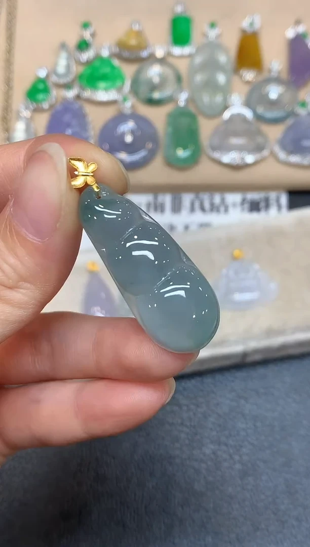 颈饰18K金镶嵌翡翠福豆【无服务费