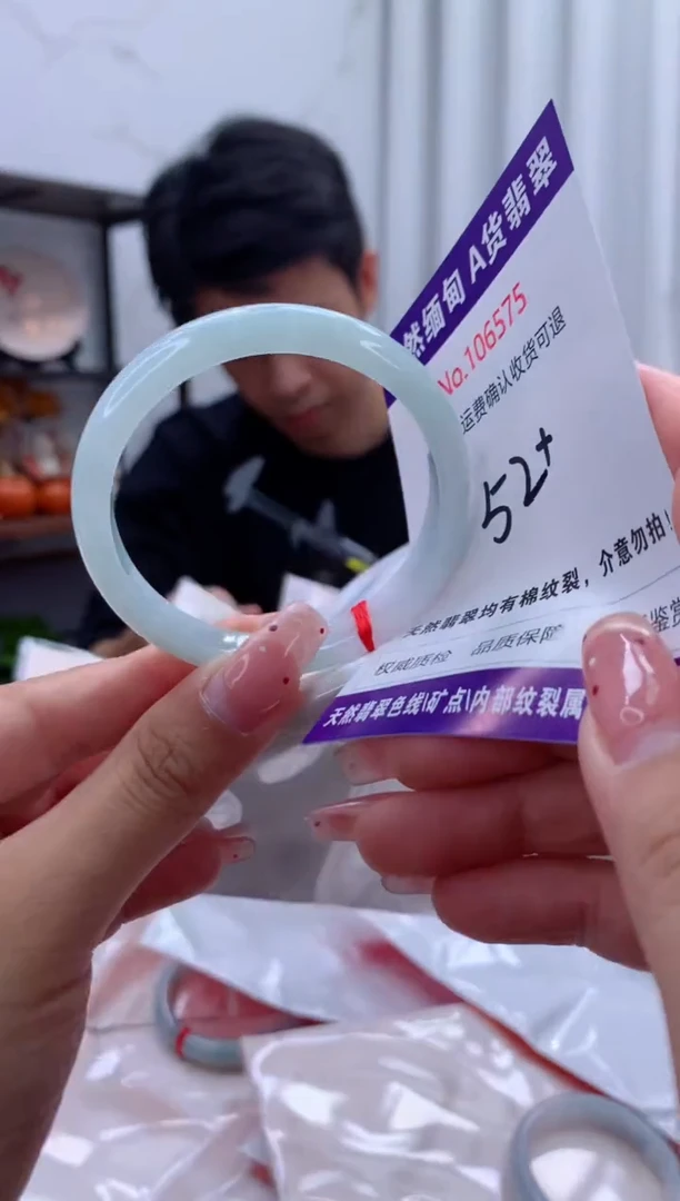 未镶嵌手镯翡翠有纹，完美者勿拍