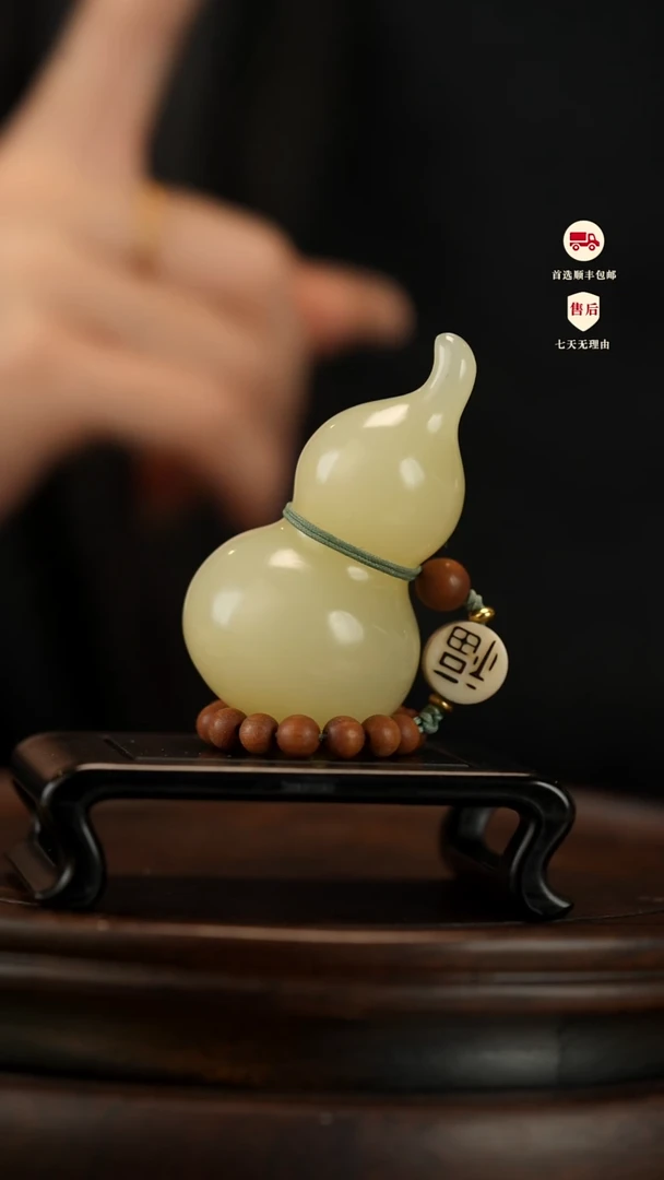 云南石竹叶青雕刻：手捻福禄手把件摆件