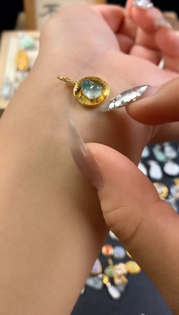 颈饰18K金镶嵌翡翠貔貅