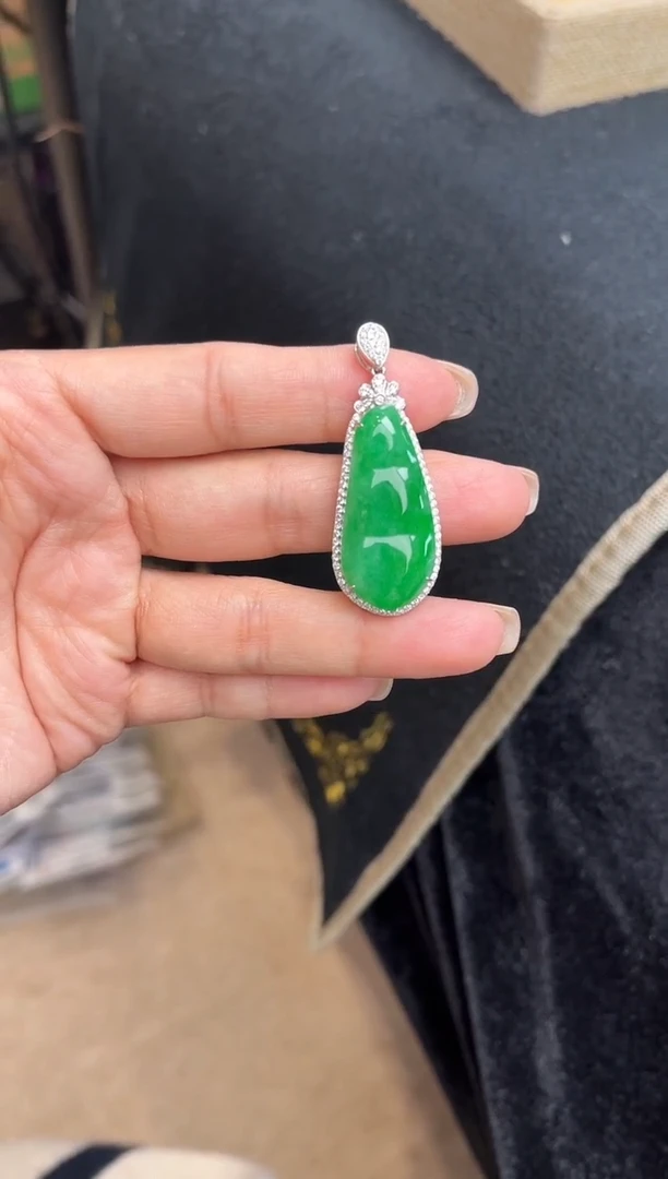 颈饰18K金镶嵌翡翠吊坠