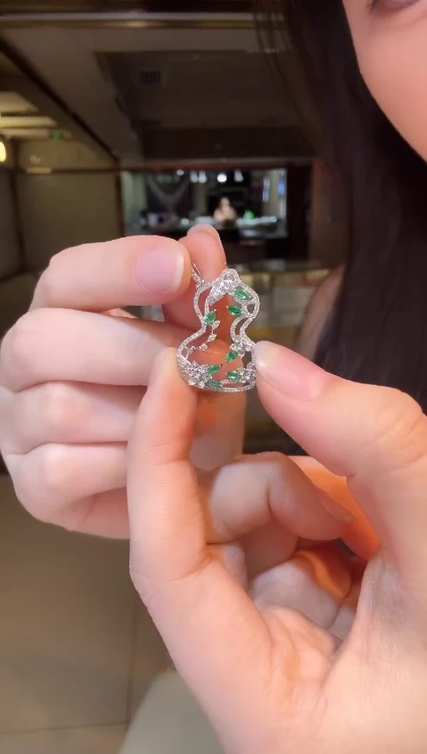 18K金镶嵌耳饰钻石葫芦