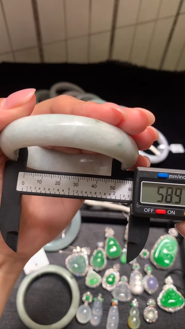 翡翠手镯未镶嵌缅甸翡翠手镯58.9
