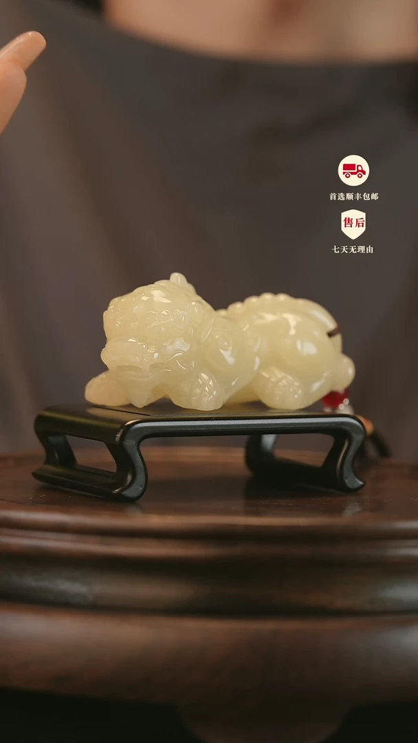 云南石竹叶青雕刻：吞金貔貅手把件