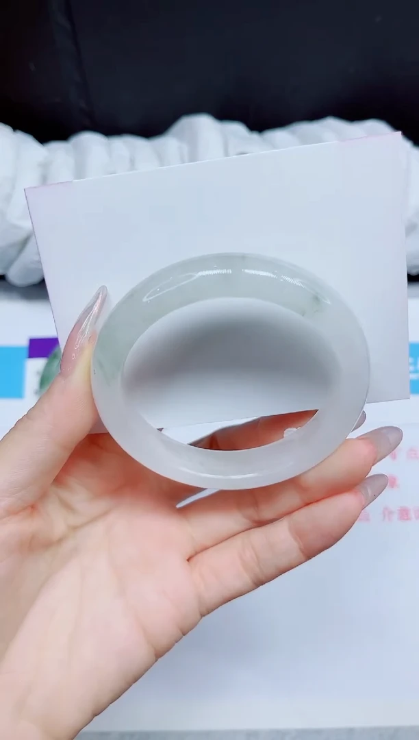 石英质玉手镯未镶嵌7.