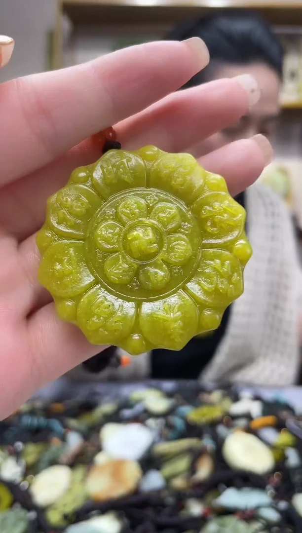 未镶嵌岫玉吊坠`