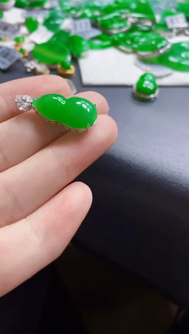 翡翠18K金镶嵌颈饰葫芦