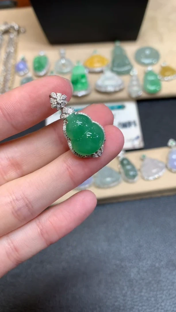 【闪购商品】翡翠颈饰18K金镶嵌葫芦【无服务费】