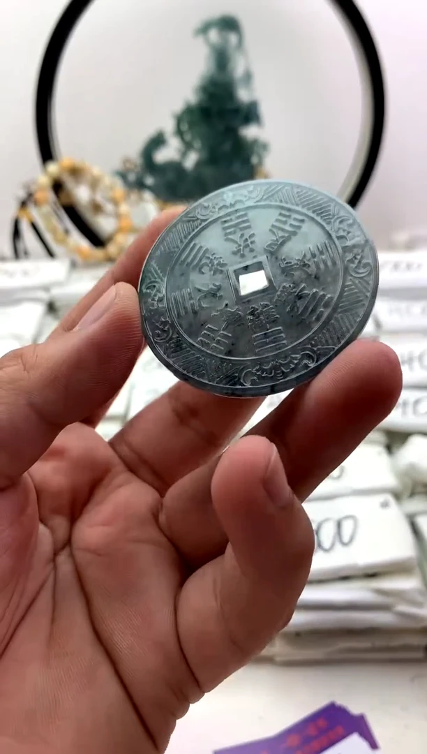 翡翠未镶嵌颈饰山鬼