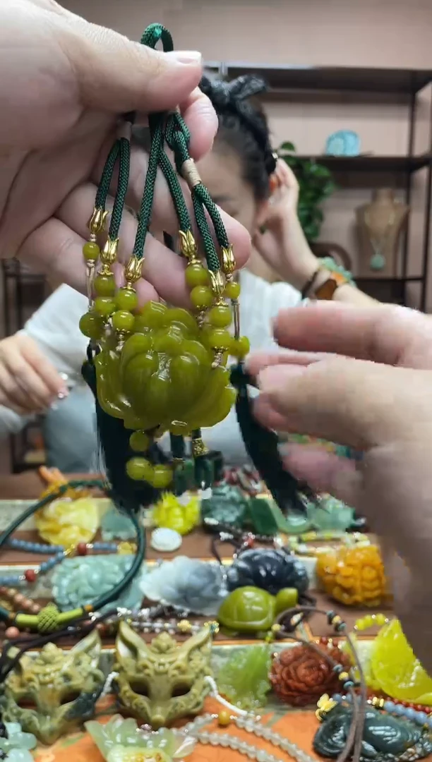 未镶嵌岫玉吊坠多样性发货发其中之一