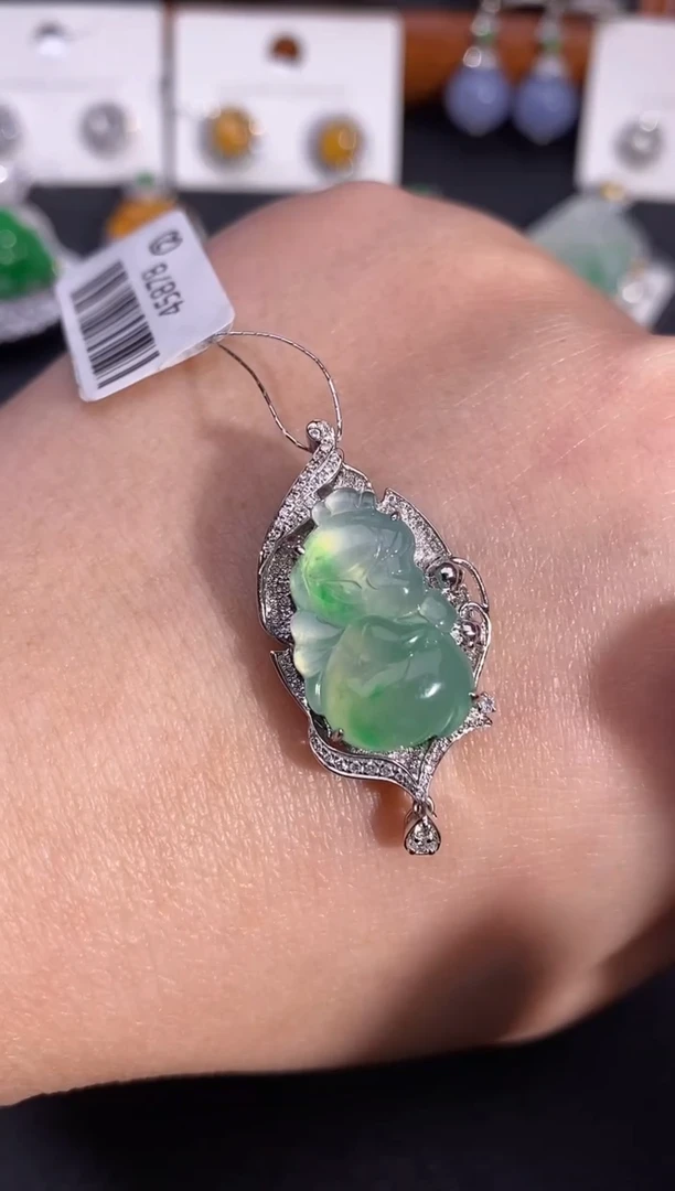 【闪购商品】翡翠颈饰18K金镶嵌吊坠