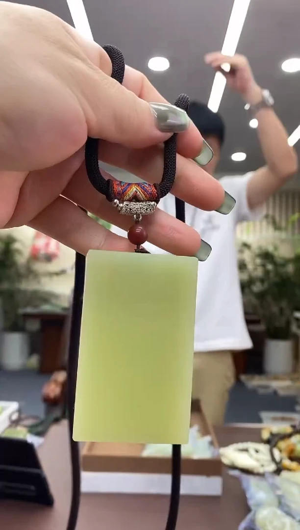 颈饰未镶嵌透闪石质玉黄白
