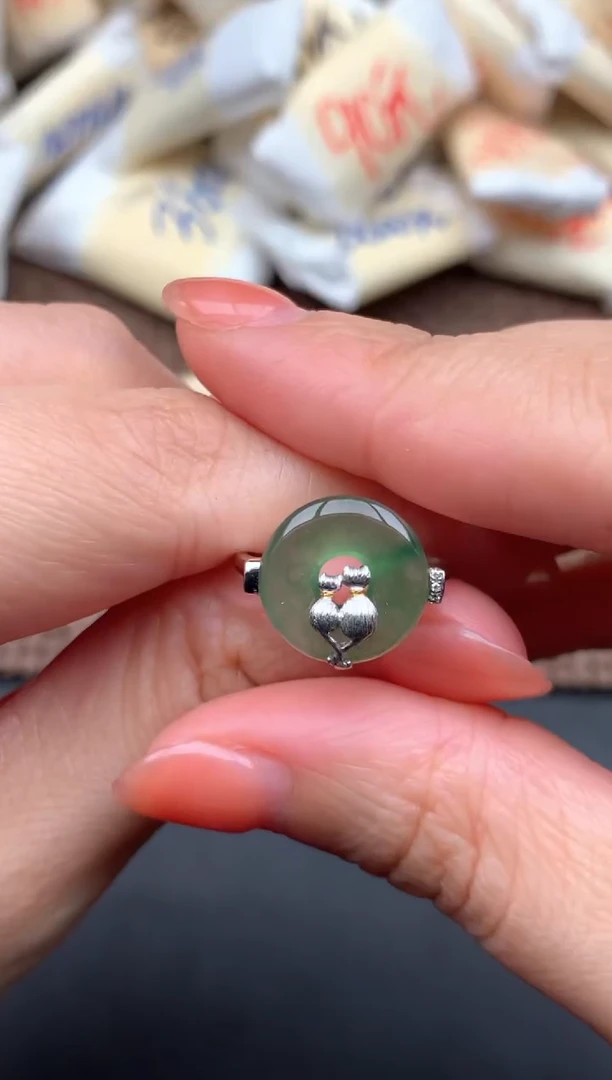 18K金镶嵌挂件翡翠1