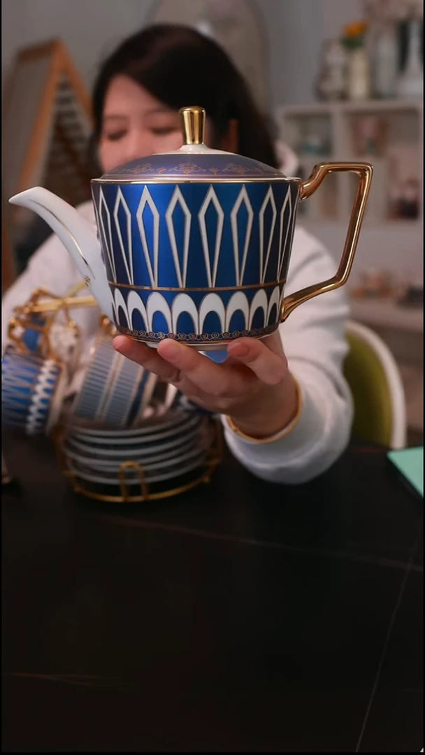 瓷光辉蓝矮壶E95