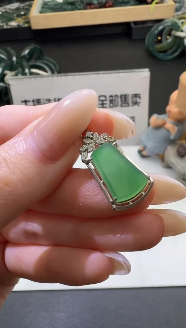 【闪购商品】翡翠颈饰未镶嵌00056436